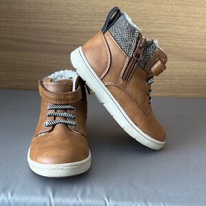 Cat & Jack size 9 Tan Faux-Leather Winter Boots with Sherpa Lining